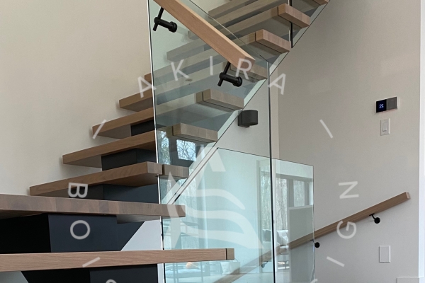 escalier-limon-bois-central-noir-rampe-marche-erable-palier-garde-corps-verre-logo-akira-22D83180B-7D2C-503D-E245-FDABB2766F82.jpg