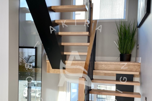 escalier-limon-bois-decentre-noir-rampe-poteaux-sur-mesure-erable-garde-corps-barreaux-acier-logo-akira71615169-8583-C15F-D9EE-AEAEE1D2065E.jpg