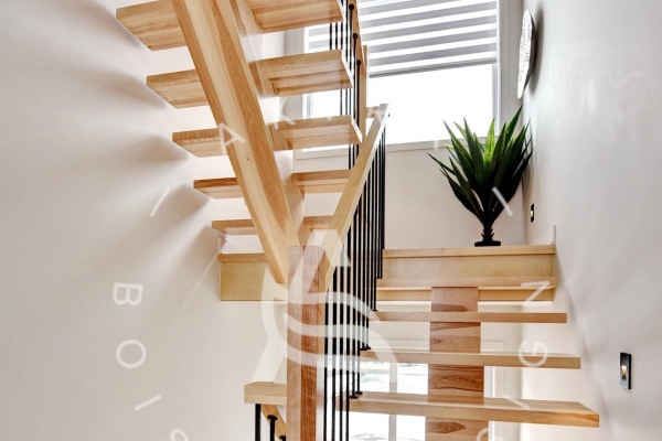 escalier-limon-bois-rampe-poteaux-sur-mesure-barreaux-acier-akira-logo-2C9EBFBDC-0A05-44F3-3602-BA8ACFFB541F.jpg