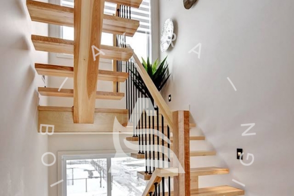 escalier-limon-bois-rampe-poteaux-surmesure-barreaux-acier-akira-logo-1983946C8-DFA1-115C-48F9-FAC680E2A0F1.jpg