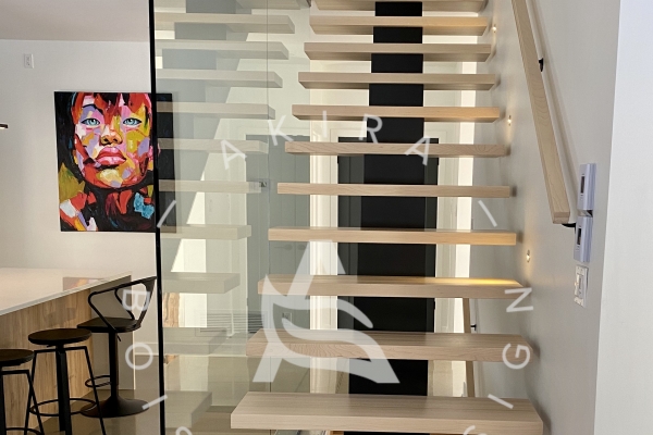 escalier-limon-central-acier-marche-rampe-sur-mesure-mur-de-verre-u-channel-lumiere-akira-logo-1EE4F5ACA-1964-52B5-3471-2EB9674557E7.jpg