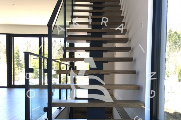 escalier-limon-centrale-acier-rampe-bois-garde-corps-acier-verre-akira-logo-1ACA0DCBF-972C-5F4B-6432-F2A090FF586C.jpg