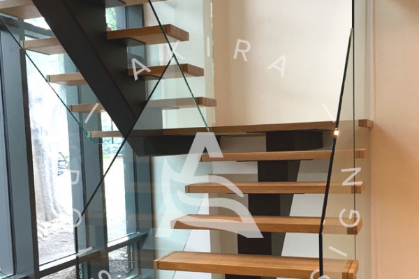 escalier-sur-mesure-laurentides-chene-blanc-limons-acier-rampe-en-verre-akira-logo-1617F8B92-C3C0-5137-0500-80E11658BD7E.jpg