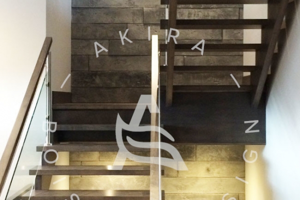 escalier-sur-mesure-laurentides-erable-limon-bois-rampe-inox-verre-akira-logo-2492306D6-D5B6-2A94-82C0-94BC7E6E1CAB.jpg