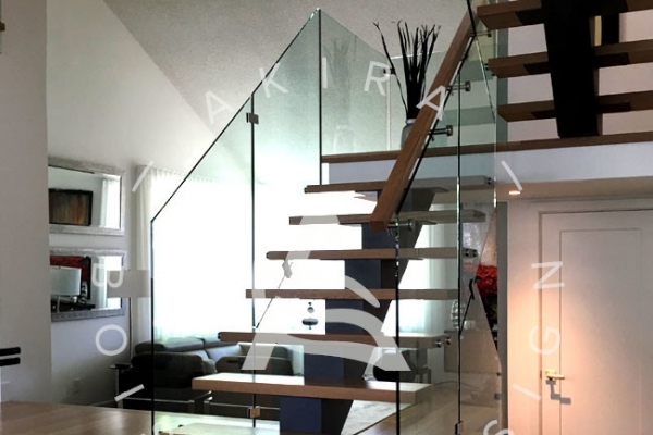 escalier-sur-mesure-laurentides-limon-central-rampe-verre-akira-logo-4C5B022BB-9855-C141-01F7-4DCF403B85A8.jpg