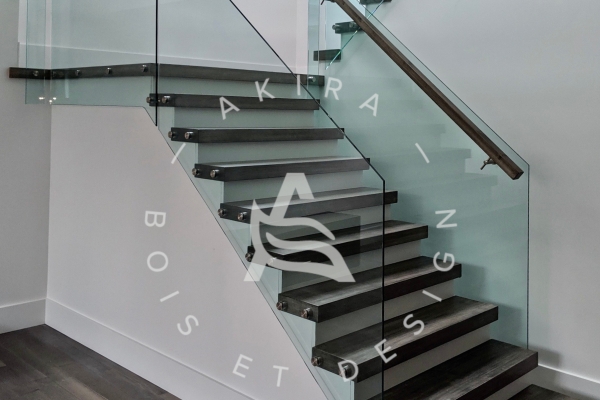 escalier-sur-mesure-limon-central-acier-blanc-marche-clipper-rampe-bois-garde-corps-verre-akira-logo-6F1AAF317-7397-A5E3-82E2-E3DBE2353E77.jpg