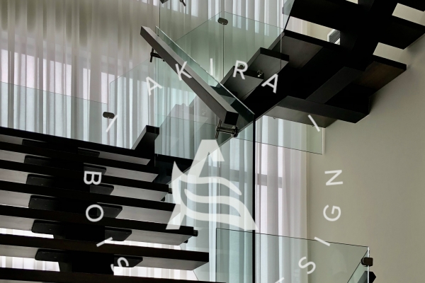 escalier-sur-mesure-limon-central-acier-noir-double-joint-mecanique-marche-rampe-bois-garde-corps-verre-etage-akira-logo-1F3C6C794-B8B8-4127-6F54-D32C7CD341EE.jpg