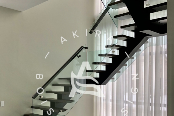 escalier-sur-mesure-limon-central-acier-noir-double-joint-mecanique-marche-rampe-bois-garde-corps-verre-etage-akira-logo-25153F6EA-3FDD-4212-DEA4-6C22775E5194.jpg