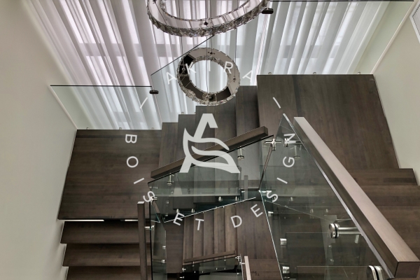 escalier-sur-mesure-limon-central-acier-noir-double-joint-mecanique-marche-rampe-bois-garde-corps-verre-etage-akira-logo-31651D0F3-926D-587E-DD44-26703F82A32A.jpg