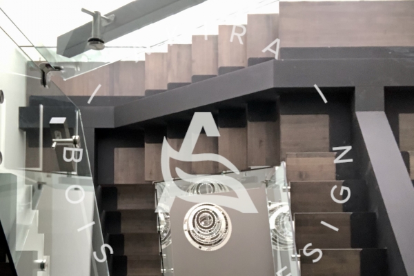 escalier-sur-mesure-limon-central-acier-noir-double-joint-mecanique-marche-rampe-bois-garde-corps-verre-etage-akira-logo-45CDC47A9-8DA2-D5C9-6407-1F206DC0217F.jpg