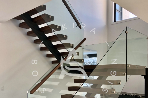 escalier-sur-mesure-limon-central-hss-acier-noir-double-joint-mecanique-palier-marche-rampe-bois-noyer-garde-corps-verre-etage-akira-logo-146BF6E2B-A7BD-887A-636D-19800549BE2D.jpg