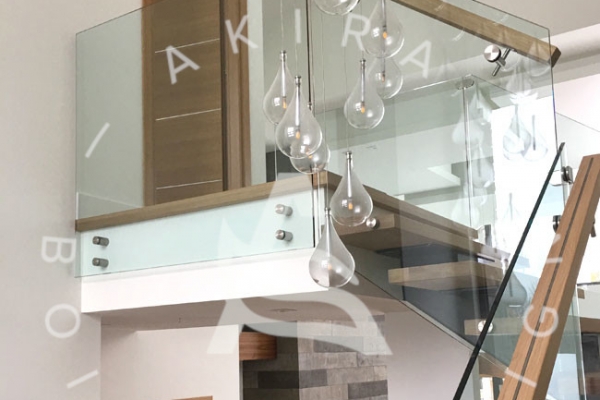 escalier-design-sur-mesure-chene-blanc-limon-acier-rampe-verre-akira-logo39E62DAF-C76A-80A3-3700-C3F1D626955E.jpg