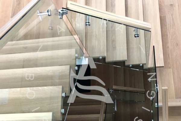 escalier-en-bois-sur-mesure-laurentides-limon-acier-rampe-en-verre-akira-logo833ABCD0-99A0-1DDC-CBFC-51658E0893A2.jpg