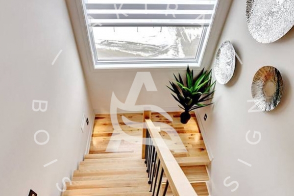 escalier-limon-bois-rampe-poteaux-sur-mesure-barreaux-acier-akira-logo-5EE9E5482-CF9B-C893-488A-E0367C0B9E7C.jpg
