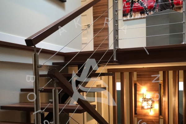 escalier-limon-centrale-hss-rampe-bois-noyer-poteaux-inox-cable-acier-akira-logo-107CDBF37-C51C-4232-51E5-48C8DCCF7AAB.jpg