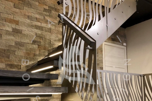 escalier-limon-channel-sur-mesure-palier-rampe-garde-corps-aluminum-modern-design-led-light-akira-logo-2740A34BA-529A-BEB7-25E0-B98AFAEC9787.jpg
