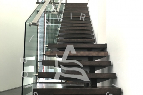escalier-sur-mesure-akira-marche-en-bois-rampe-vitre-limon-metal-logo-29D21CA95-3064-9B21-758A-9CE642FB696C.jpg