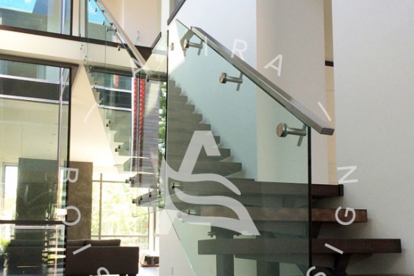 escalier-sur-mesure-akira-marche-en-bois-rampe-vitre-limon-metal-logo-3F4663EDA-DADB-6D76-D7A6-155FF43EA93B.jpg