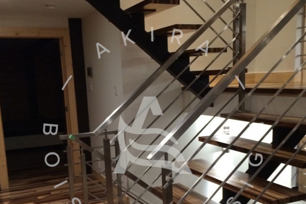 escalier-sur-mesure-laurentides-bois-exotique-guajavira-limon-central-rampe-barres-acier-stainless-akira-logo-2A471A786-2507-F399-BACA-D727496057CF.jpg