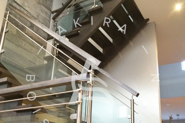 escalier-sur-mesure-laurentides-erable-limon-bois-rampe-inox-verre-akira-logo-15FCDDFD6-BA70-CEE7-9AE4-37B88AA1625B.jpg