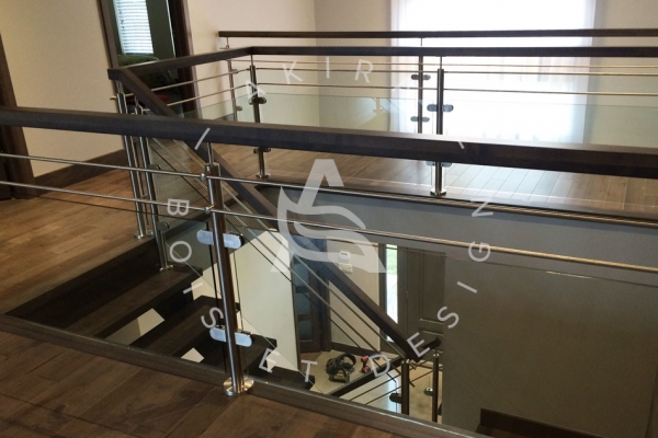 escalier-sur-mesure-laurentides-erable-limon-bois-rampe-inox-verre-akira-logo-39A006012-193F-722F-5224-8F033F93F236.jpg