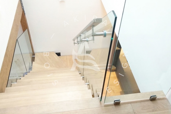 escalier-sur-mesure-laurentides-limon-central-hss-acier-set-marche-angle-rampe-garde-corps-verre-akira-logo-1B6457FE8-BA43-B8C2-862A-62A2B4A3DA87.jpg