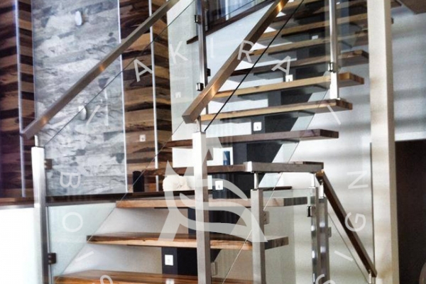 escalier-sur-mesure-laurentides-limon-central-rampe-inox-verre-akira-logoED0DADBA-8F25-658F-7A25-6FAFD02518D9.jpg