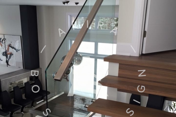 escalier-sur-mesure-laurentides-limon-central-rampe-verre-akira-logo-671B864D4-3F49-C7FF-AD79-93A6D664697A.jpg