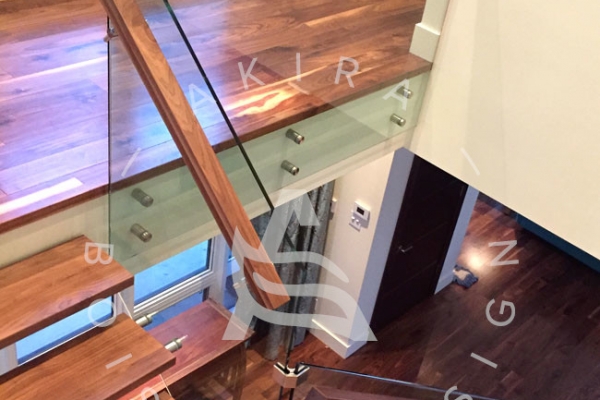 escalier-sur-mesure-laurentides-limon-central-sur-mesure-noyer-rampe-verre-akira-logo-2972A5050-4EEC-78DF-7D02-32EEB56263BF.jpg