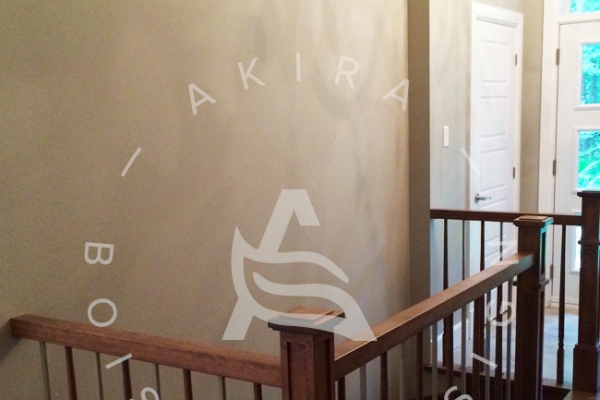 escalier-sur-mesure-laurentides-merisier-poteaux-barreaux-bois-acier-akira-logo-1742C9843-0B79-A6AA-649A-04E546EE1E6F.jpg