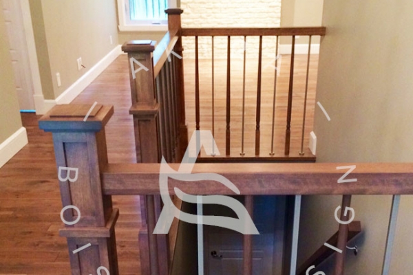 escalier-sur-mesure-laurentides-merisier-poteaux-barreaux-bois-acier-akira-logo-28A4115BE-155B-1BC6-FB67-B984005F203B.jpg