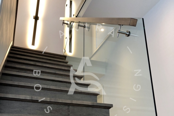 escalier-sur-mesure-main-courante-garde-corps-verre-akira-logo-22AB348D1-D217-0C6E-18FC-A2A0AE8DF943.jpg