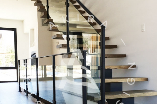 escalier-limon-centrale-acier-rampe-bois-garde-corps-acier-verre-akira-logo-25C0ED869-802E-C5D3-7824-C1B9E737A06B.jpg