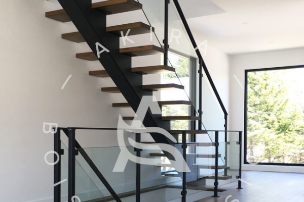 escalier-limon-centrale-acier-rampe-bois-garde-corps-acier-verre-akira-logo-3469E75AD-7747-1C2F-DF34-72F51A3315C9.jpg