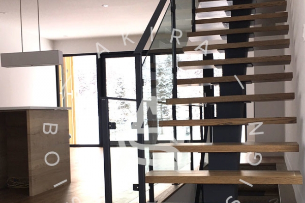 escalier-limon-centrale-acier-rampe-bois-garde-corps-acier-verre-akira-logo-4B106E815-9867-372D-948D-2E1E2221A0FD.jpg