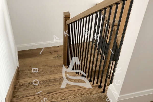 escalier-sur-mesure-laurentides-chene-blanc-rampe-poteaux-bois-barreaux-acier-akira-logoA2FD11C5-654A-535B-4D2F-021FCDC48476.jpg
