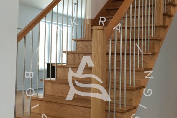 escalier-sur-mesure-laurentides-chene-blanc-rampe-poteaux-bois-tiges-acier-akira-logo56A3CEDA-A75F-1461-88D8-0A01D2C58C60.jpg