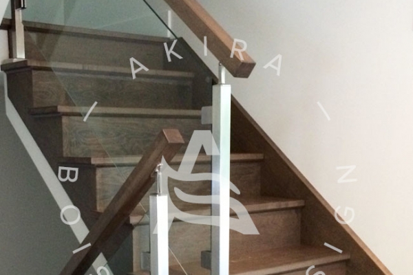 escalier-sur-mesure-laurentides-erable-garde-corps-verre-poteaux-stainless-akira-logoCDDB6A9F-222F-A27D-6D87-9609FC1B8125.jpg