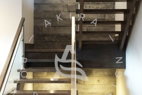escalier-sur-mesure-laurentides-erable-limon-bois-rampe-inox-grade-corps-verre-akira-logo-2BA460DE0-F934-C6DD-5EDF-7558F91978C3.jpg