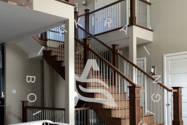 escalier-sur-mesure-laurentides-erable-rampe-poteaux-bois-tiges-acier-akira-logo-2302C9000-3388-5988-ACA9-068894889E6C.jpg