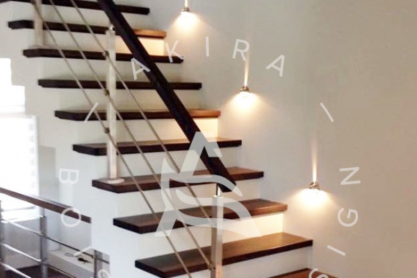 escalier-sur-mesure-rampe-poteaux-tiges-acier-inoxydable-led-light-akira-logo7819527F-4205-7D4B-AFE4-0BF122363841.jpg