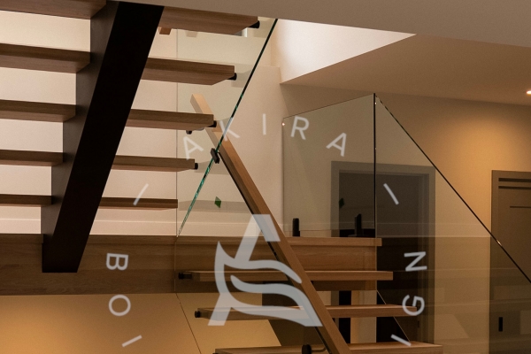 akira-escalier-flottant-limon-central-acier-garde-corps-verre53AABDD3-9592-ECE7-1927-A80317D0E80E.jpg