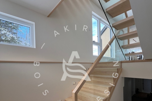 akira-escalier-limon-acier-blanc-central-marche-nez-rapporte-erable-rampe-custom-rainure-garde-corps-verre-fauxlimon-standardF7EFAE06-42D9-9B05-1171-633867A8CEF0.jpg