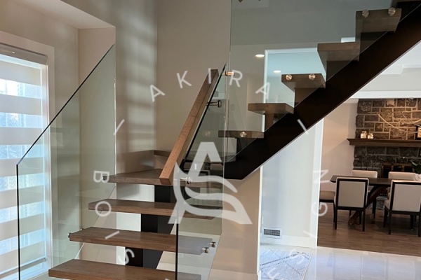 akira-escalier-limon-acier-central-noir-rampe-marche-angle-carre-erable-garde-corps-verre4C73C9A6-A574-9995-0810-7267E99C15CF.jpg