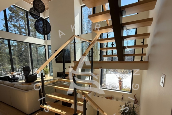 akira-escalier-limon-acier-central-noir-rampe-marche-erable-garde-corps-verre-poteaAEF12F7C-5BED-6844-B178-E1232E46A79D.jpg