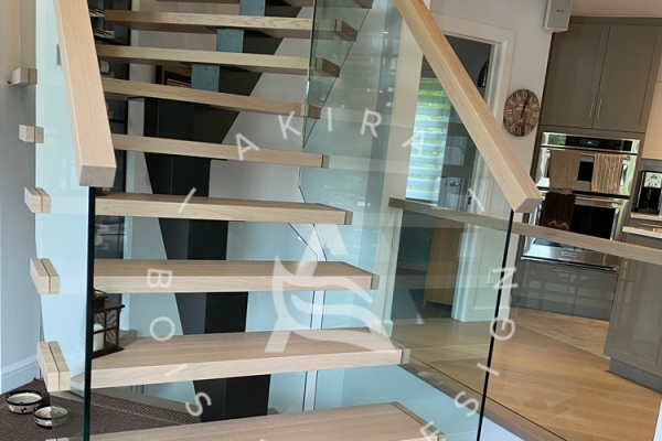 akira-escalier-limon-acier-central-noir-rampe-marche-nez-rapporte-erable-garde-corps-verreEB8305A2-3CEA-FB5B-6678-7011490E6314.jpg