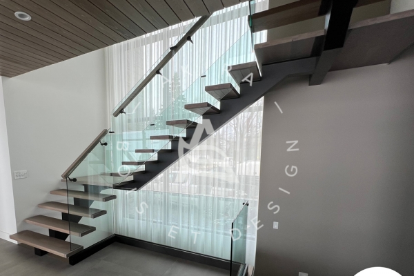 akira-escalier-limon-acier-central-noir-rampe-palier-marche-nez-rapporte-erable-garde-corps-verre9FD1E5C7-907A-3FFF-FA3A-9CF6BD75732F.jpg