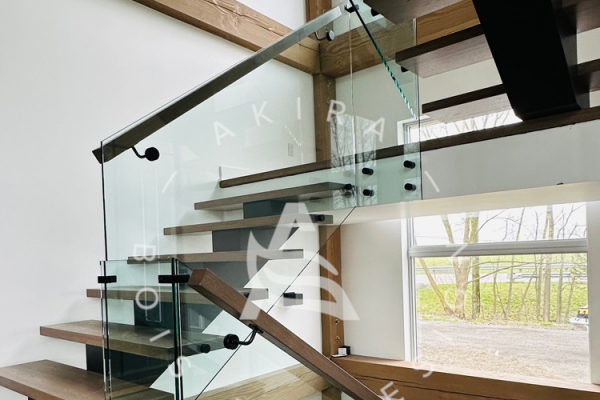 akira-escalier-limon-bois-central-noir-rampe-marche-beam-erable-mur-garde-corps-verreF3CE5F5C-3BC4-55A4-4B44-6CB66365BF53.jpg