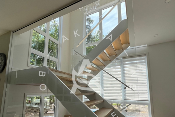 akira-escalier-limon-lateral-acier-blanc-marche-erable-rampe-acier-blanc-mur-garde-corps-verreE6DCB87A-43F1-7E66-9A81-C294CC63E613.jpg