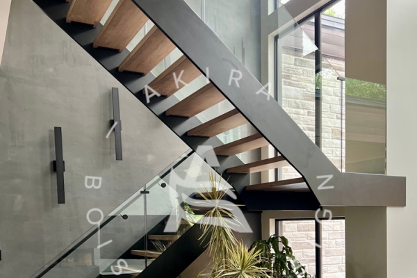 akira-escalier-limon-lateral-acier-noir-marche-palier-erable-rampe-acier-noir-garde-corps-verre030C8F90-EBEA-4B85-6AA2-A397468AF266.jpg